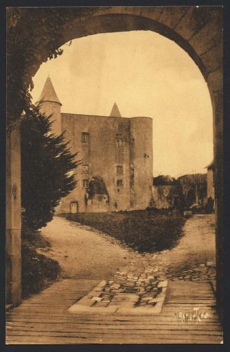 Le château de Noirmoutier, à l'intérieur des remparts : entrée, donjon carré et chemin de ronde. La cour intérieure du château et les marais de l'île vus du haut du donjon (vue 9).